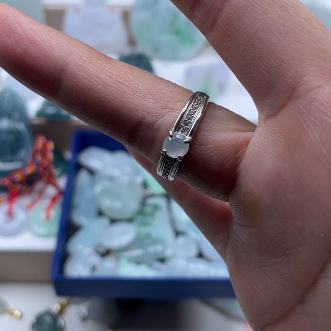 翡翠未镶嵌颈饰jiezhi