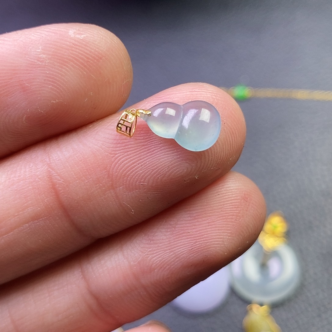 颈饰18K金镶嵌翡翠