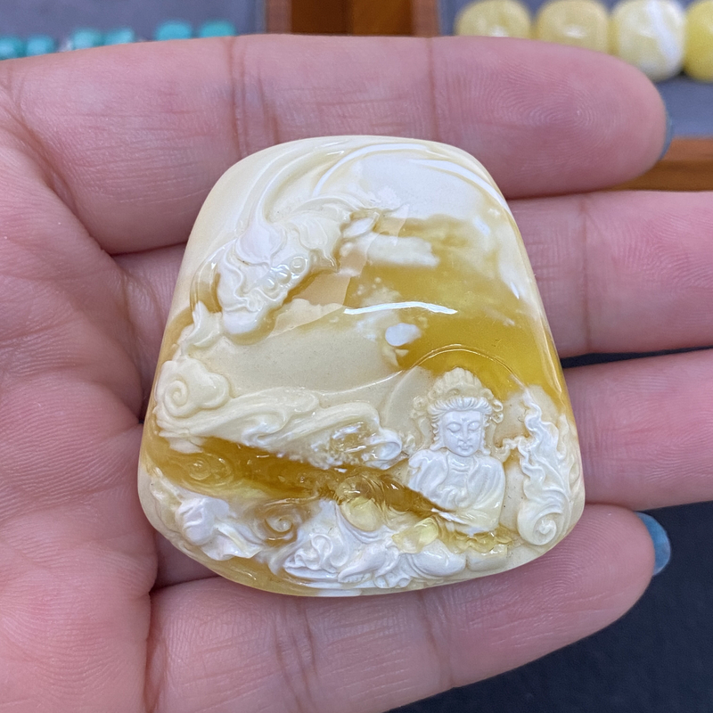 T117原矿俄料尺寸39*40.7mm金白花满蜡蜜蜡观音精雕俏色吊坠