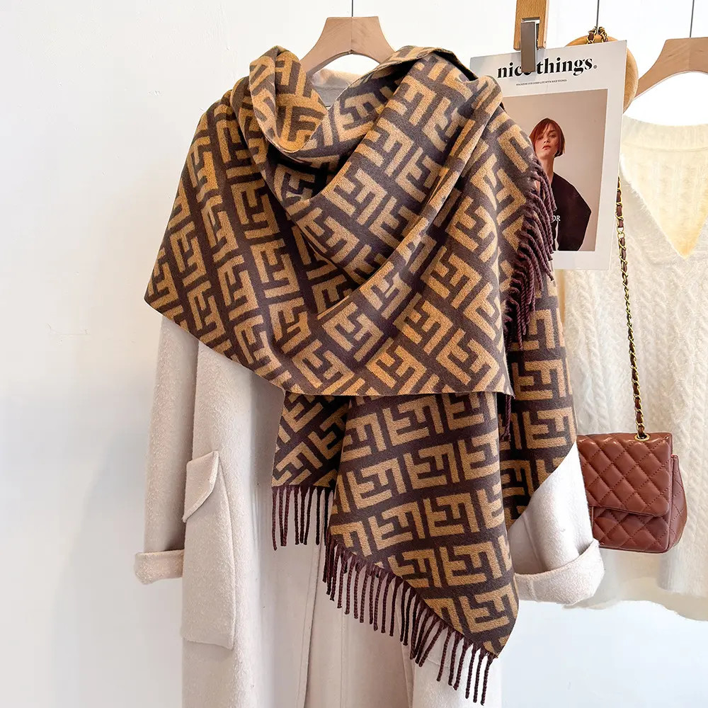 秋冬季时尚字母流苏围巾女2025新款仿羊绒高级感披肩两用保暖围脖