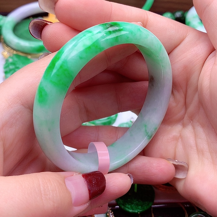 翡翠手镯未镶嵌翡翠