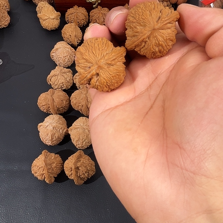 我***的文玩核桃吊坠磨盘