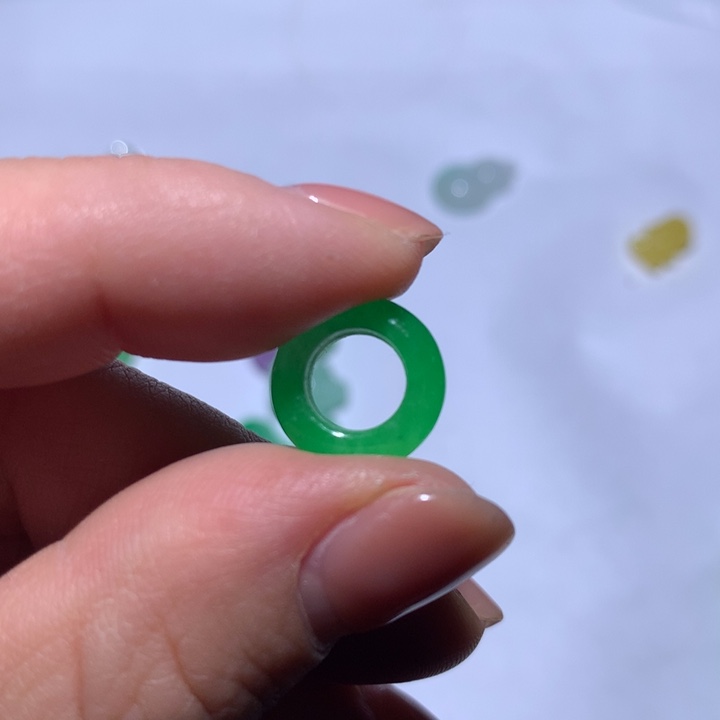 句***姐翡翠未镶嵌颈饰甜甜圈