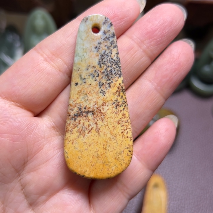 颈饰未镶嵌岫岩河磨玉（透闪石质玉）