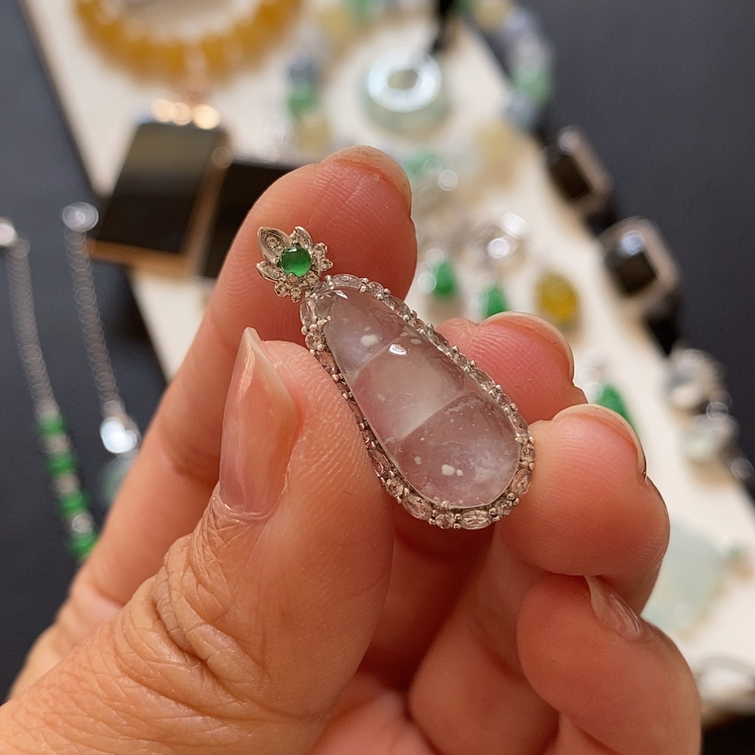 翡翠颈饰18K金镶嵌冰透雪花棉福豆
