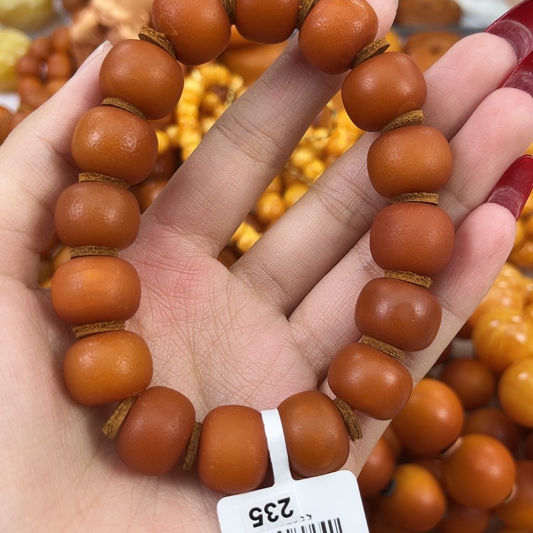 琥珀颈饰未镶嵌拿*蜜蜡