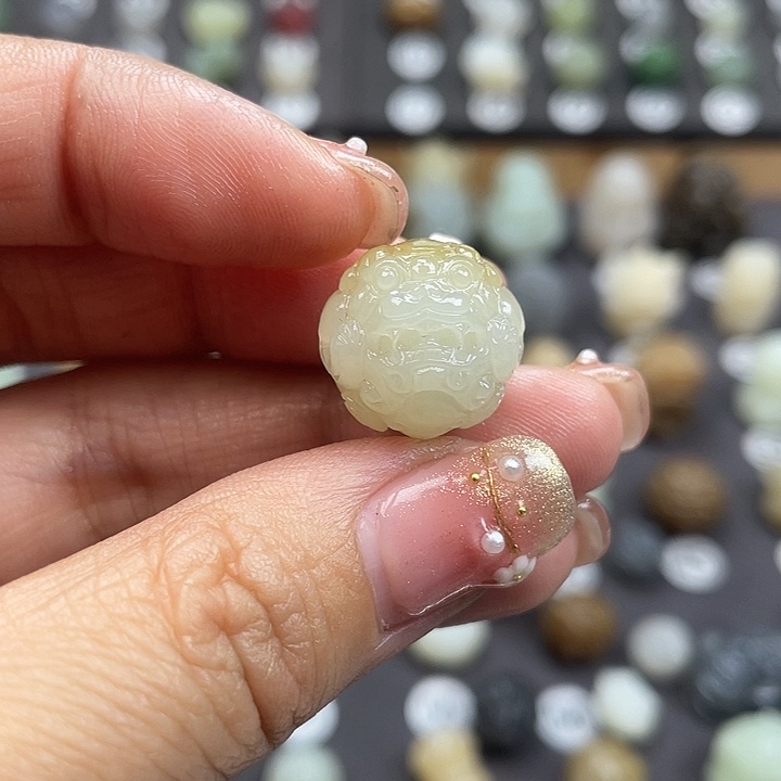 颈饰未镶嵌和田玉G**洋俄料糖青白貔貅珠子定制