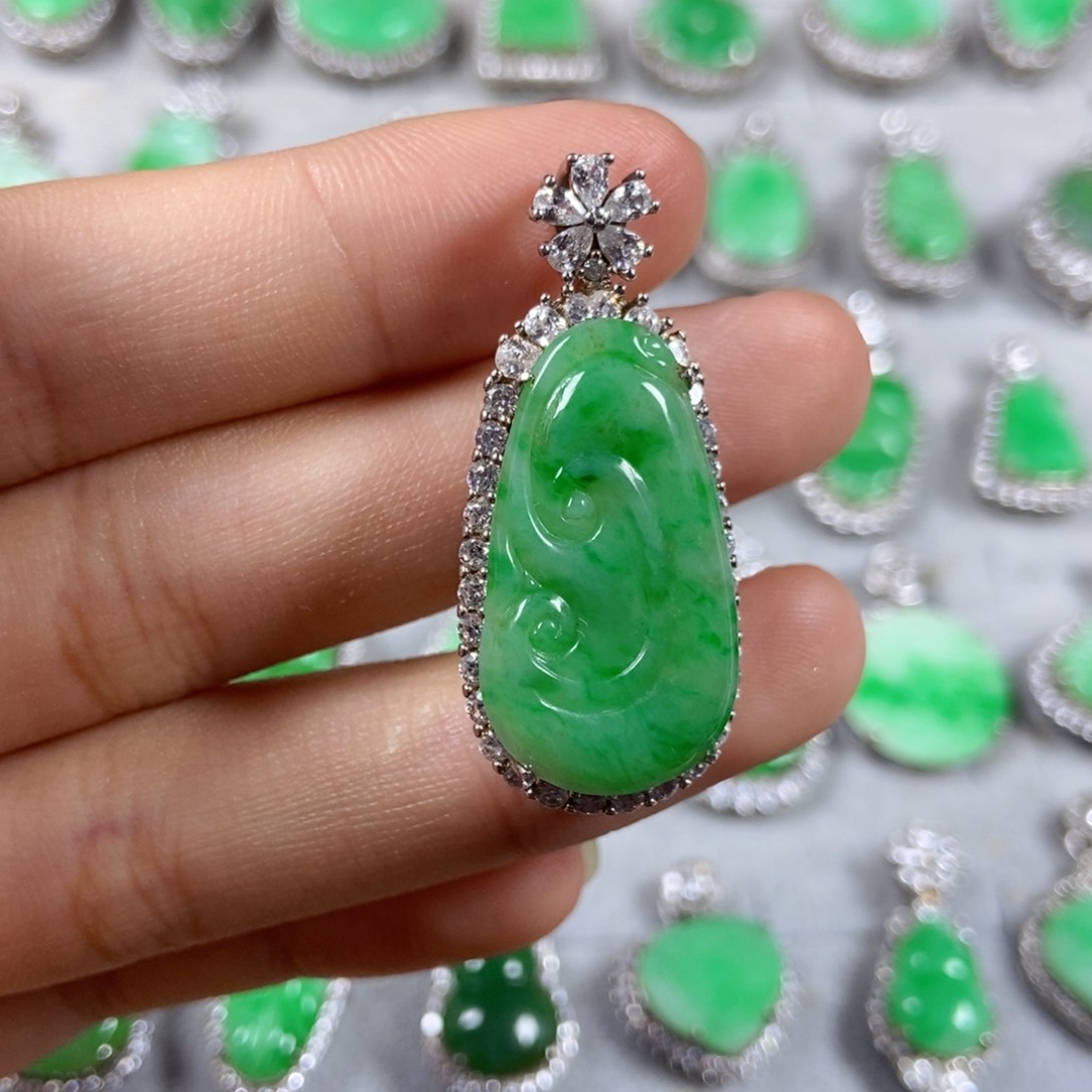 颈饰未镶嵌翡翠如意