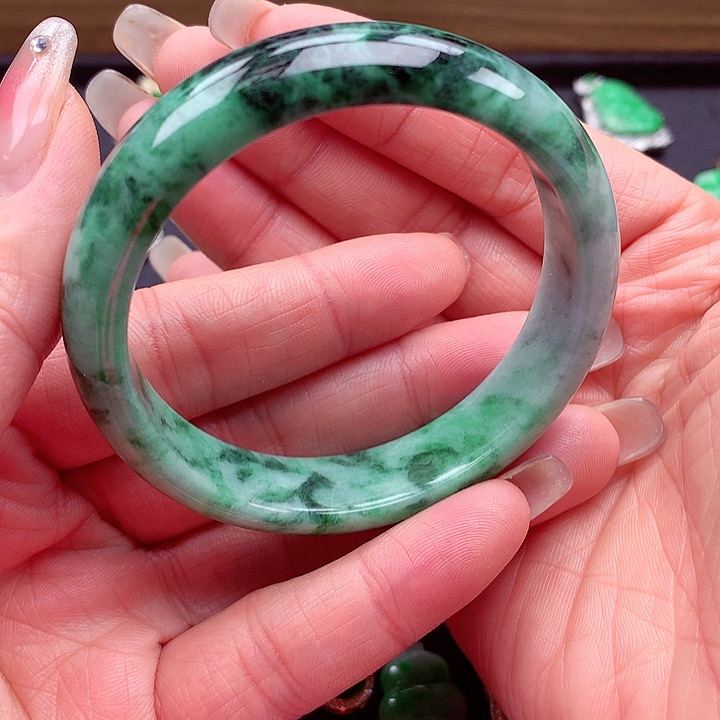 翡翠手镯未镶嵌翡翠