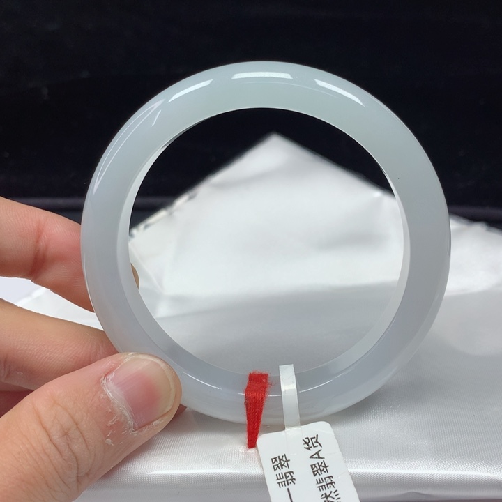 翡翠手镯（圆镯）未镶嵌55.9