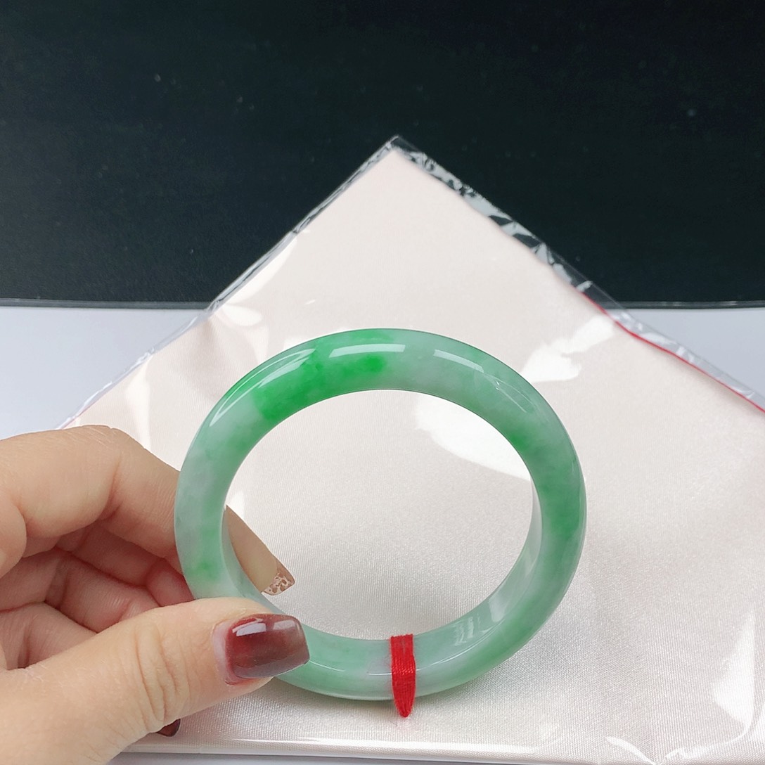 翡翠手镯未镶嵌回***?翡翠285