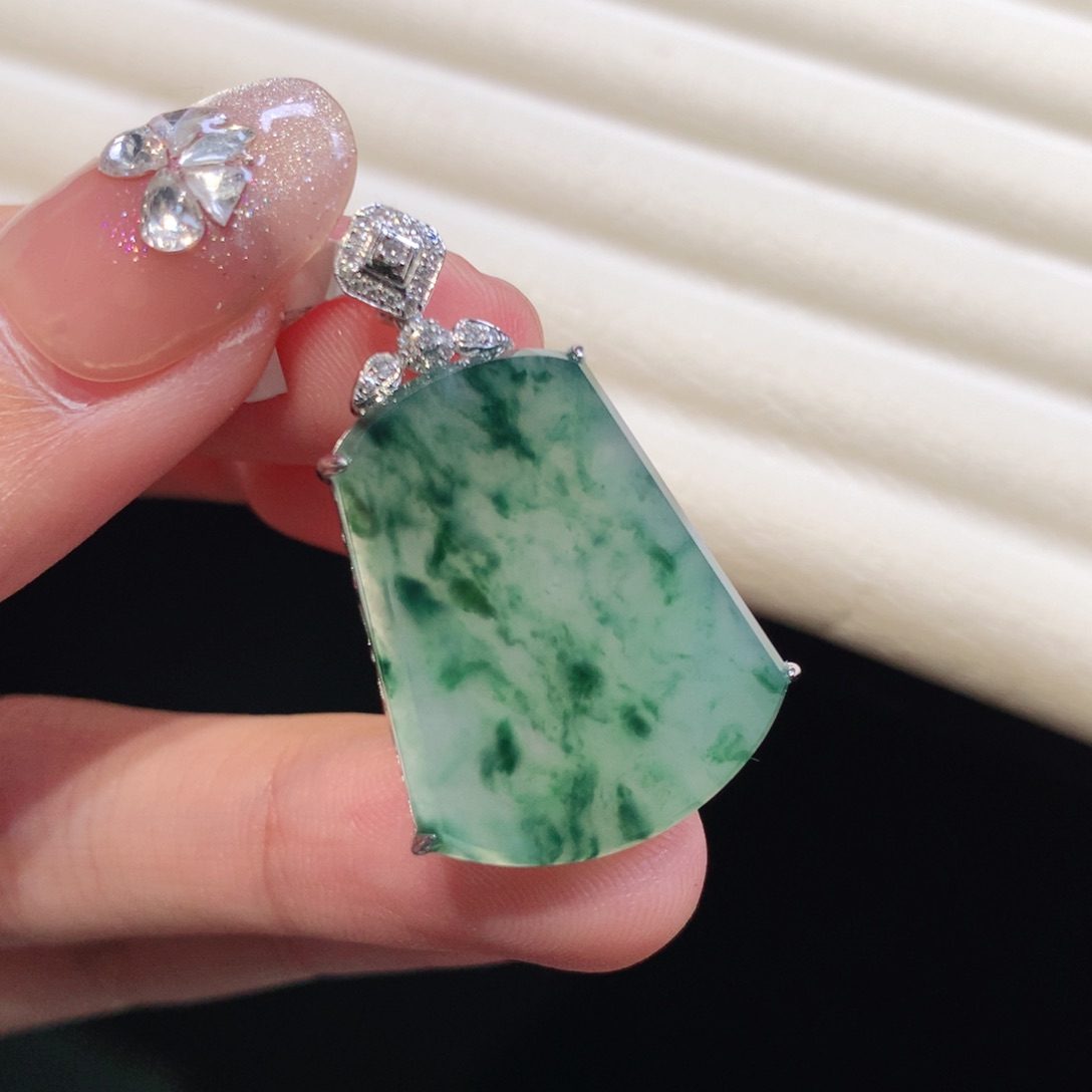 翡翠颈饰18K金镶嵌无事牌