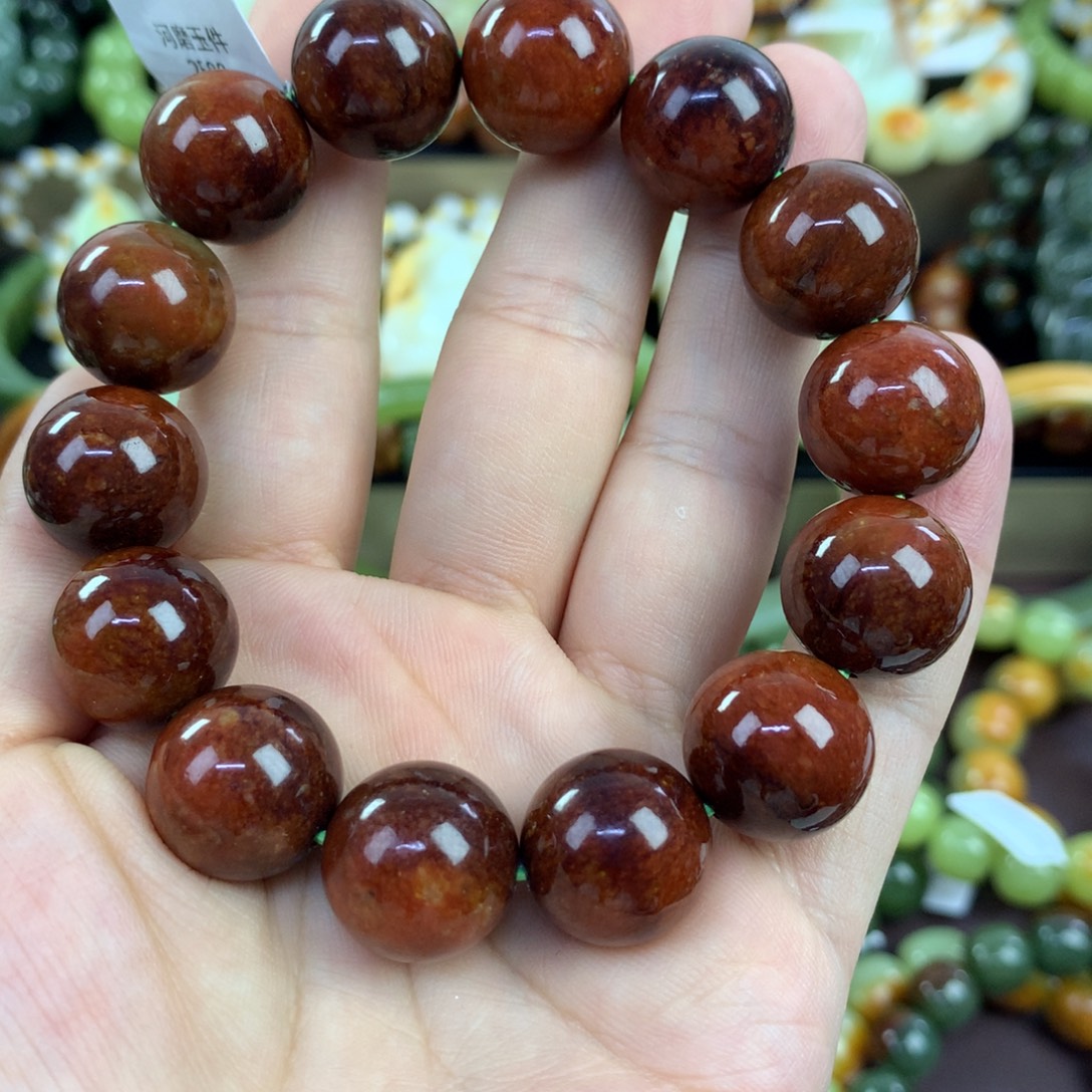 王***。透闪石质玉未镶嵌手串