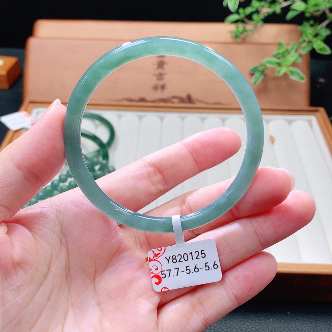 翡翠未镶嵌手镯（圆镯）