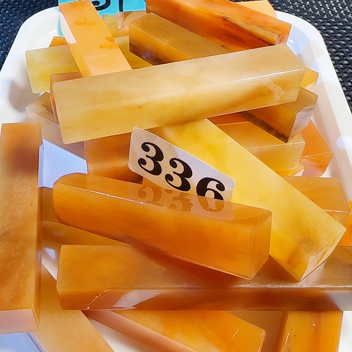 青田石印石新疆美人红石1.5正章，高度7-9公分，数量25个