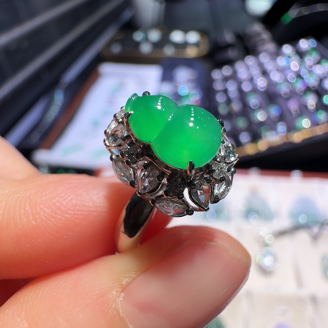 翡翠18K金镶嵌戒指