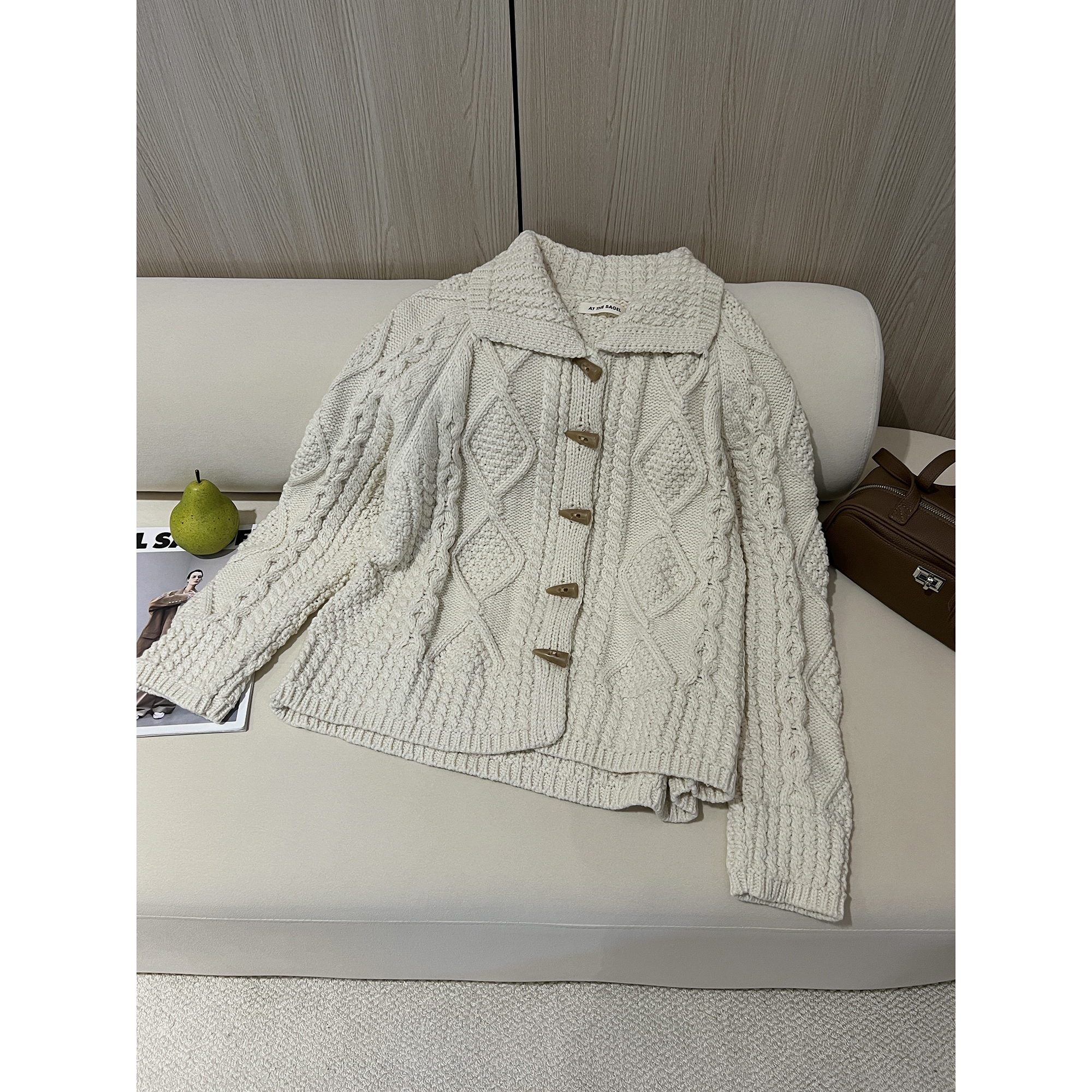 牛角扣杏色菱格毛衣外套80008