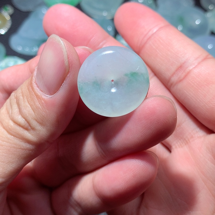 翡翠颈饰未镶嵌平安扣