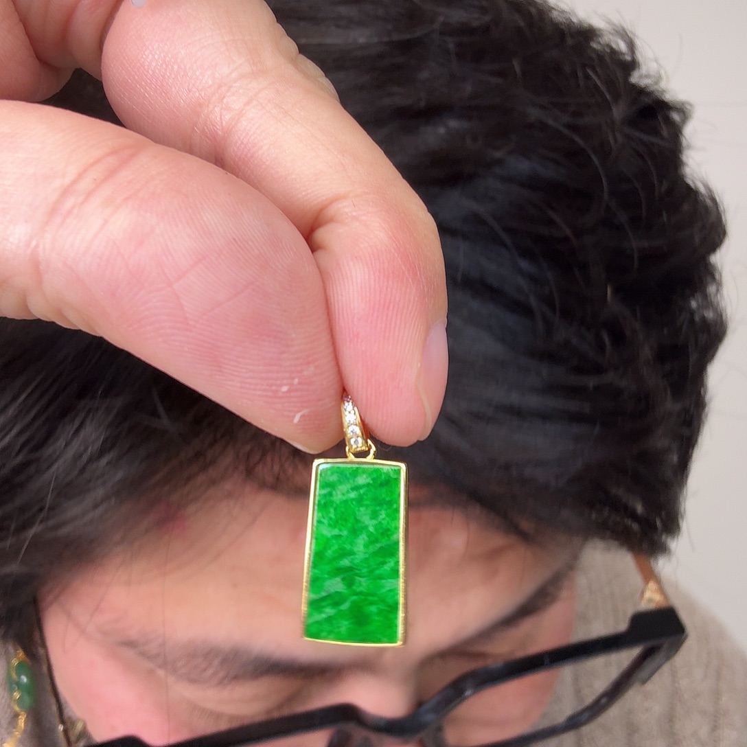 翡翠未镶嵌颈饰一件