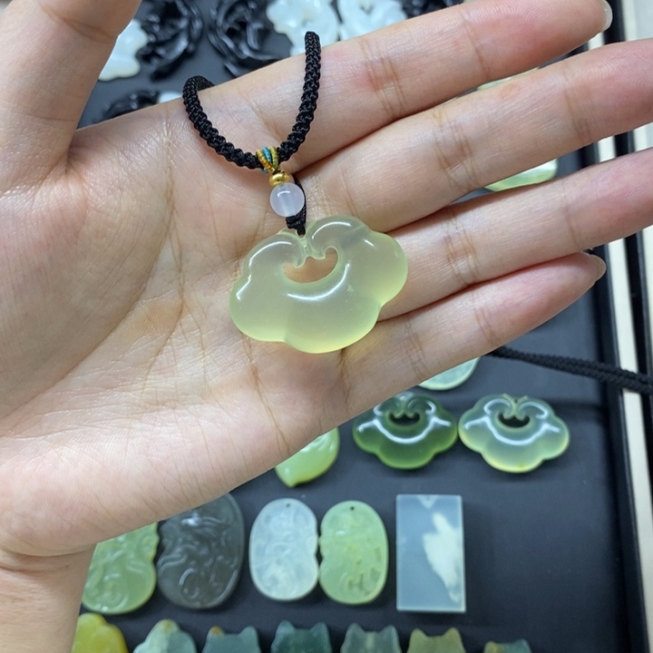 岫玉未镶嵌吊坠(赠链)祥云锁