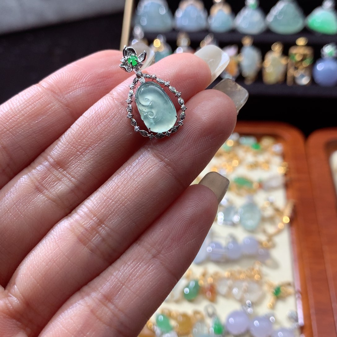 翡翠颈饰18K金镶嵌小****~翡翠