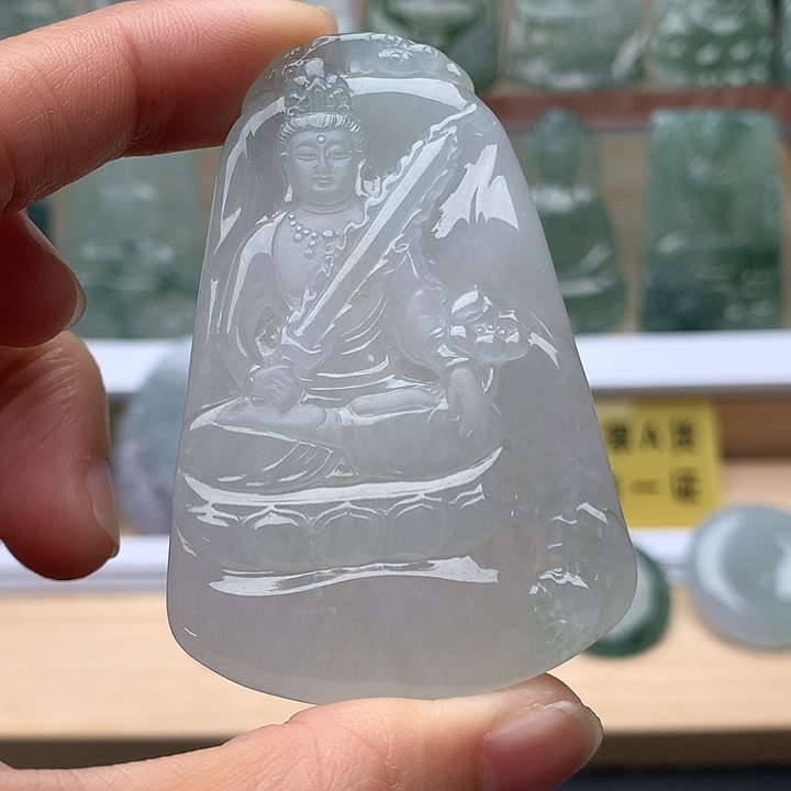 翡翠未镶嵌颈饰虚空藏