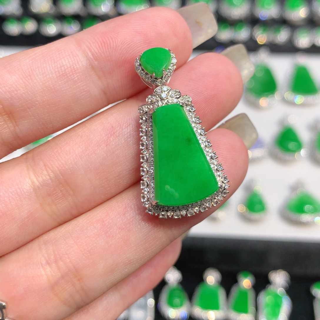 翡翠18K金镶嵌颈饰吊坠