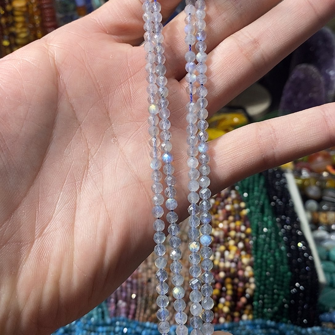 石英质玉未镶嵌，灰月光切面4mm，