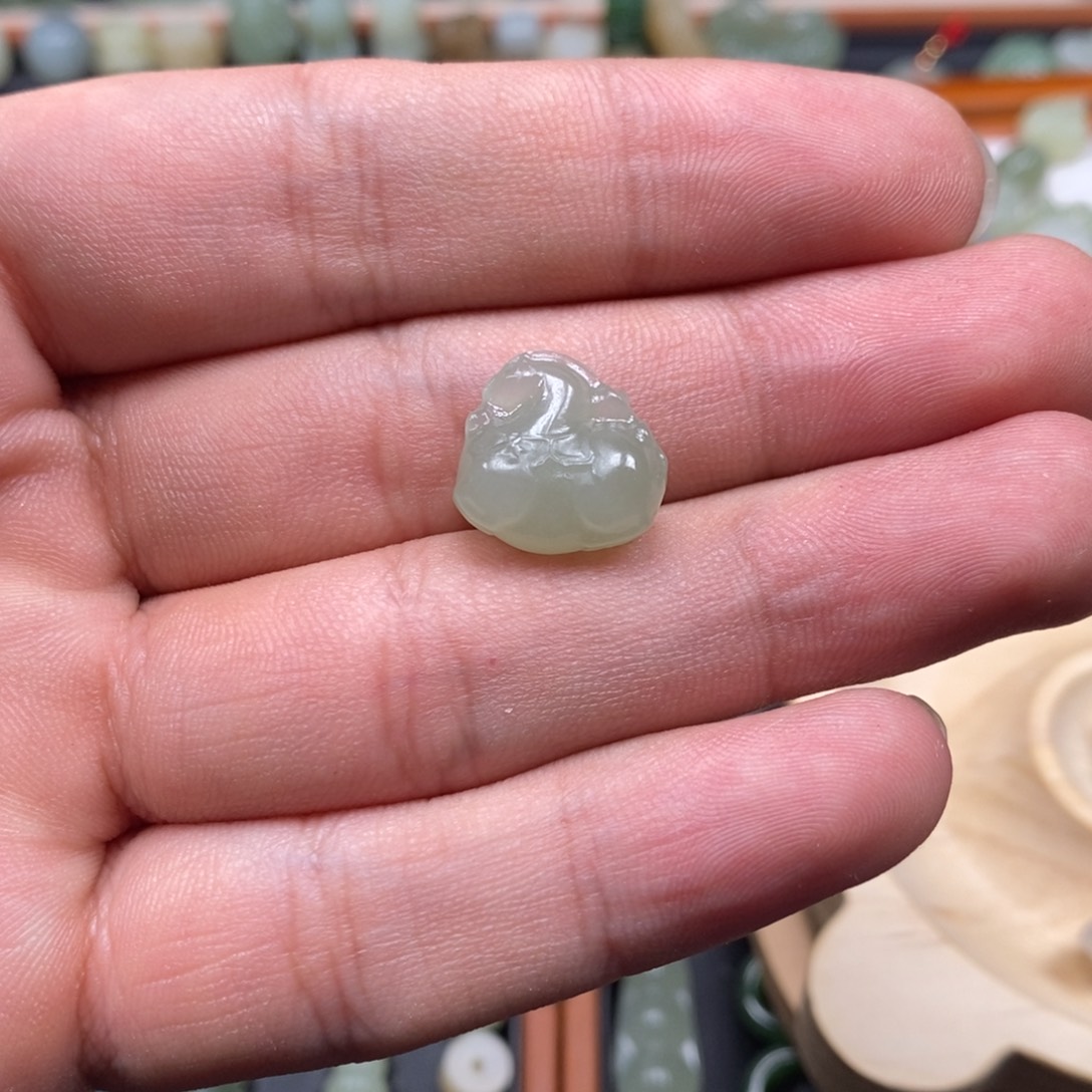 天***空和田玉未镶嵌颈饰