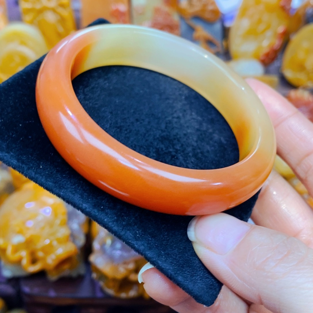 未镶嵌石英质玉（黄龙玉）颈饰