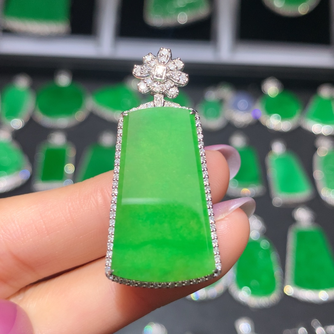 翡翠颈饰18K金镶嵌翡翠