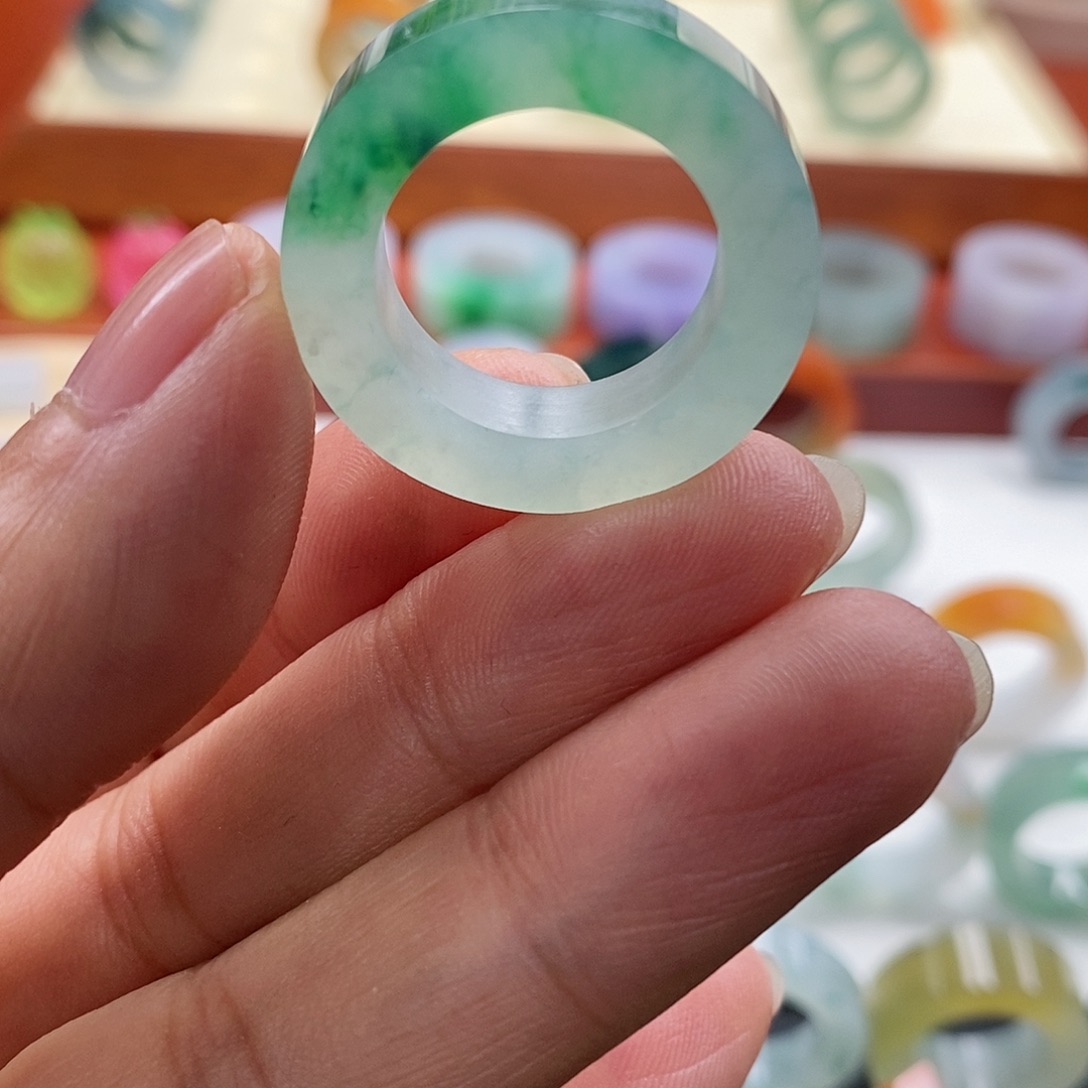 夏***力定制翡翠未镶嵌翡翠