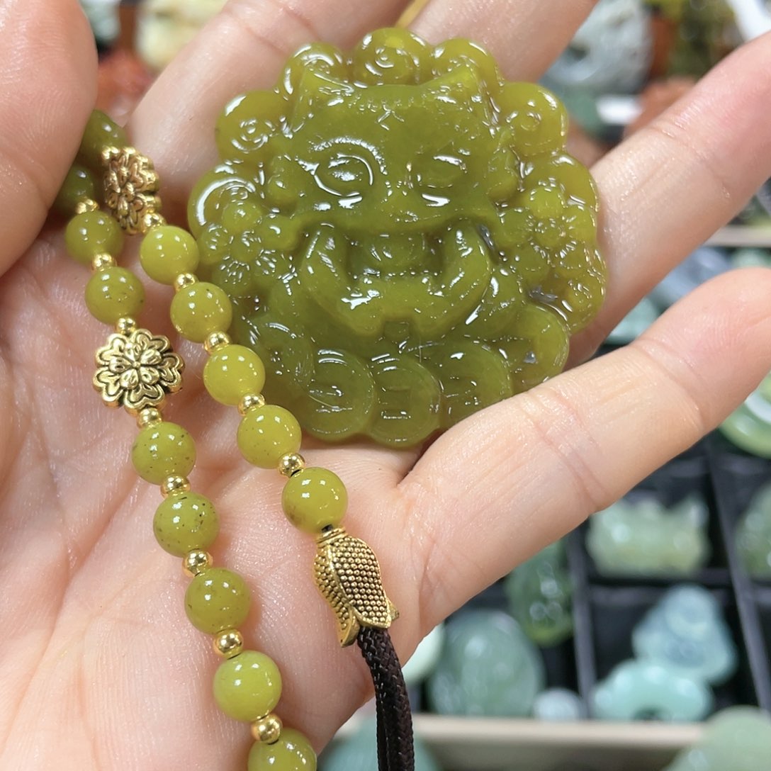 蛇纹石玉颈饰合金