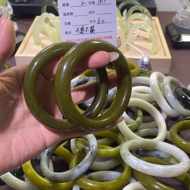 蛇纹石玉手镯未镶嵌