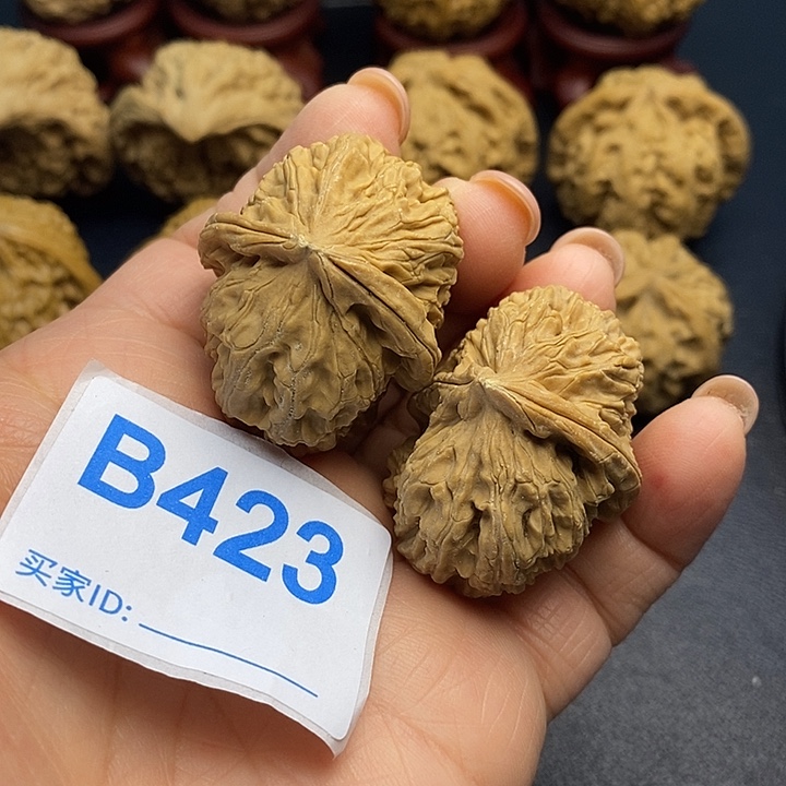 张***鹏文玩核桃把件白半壁3:9