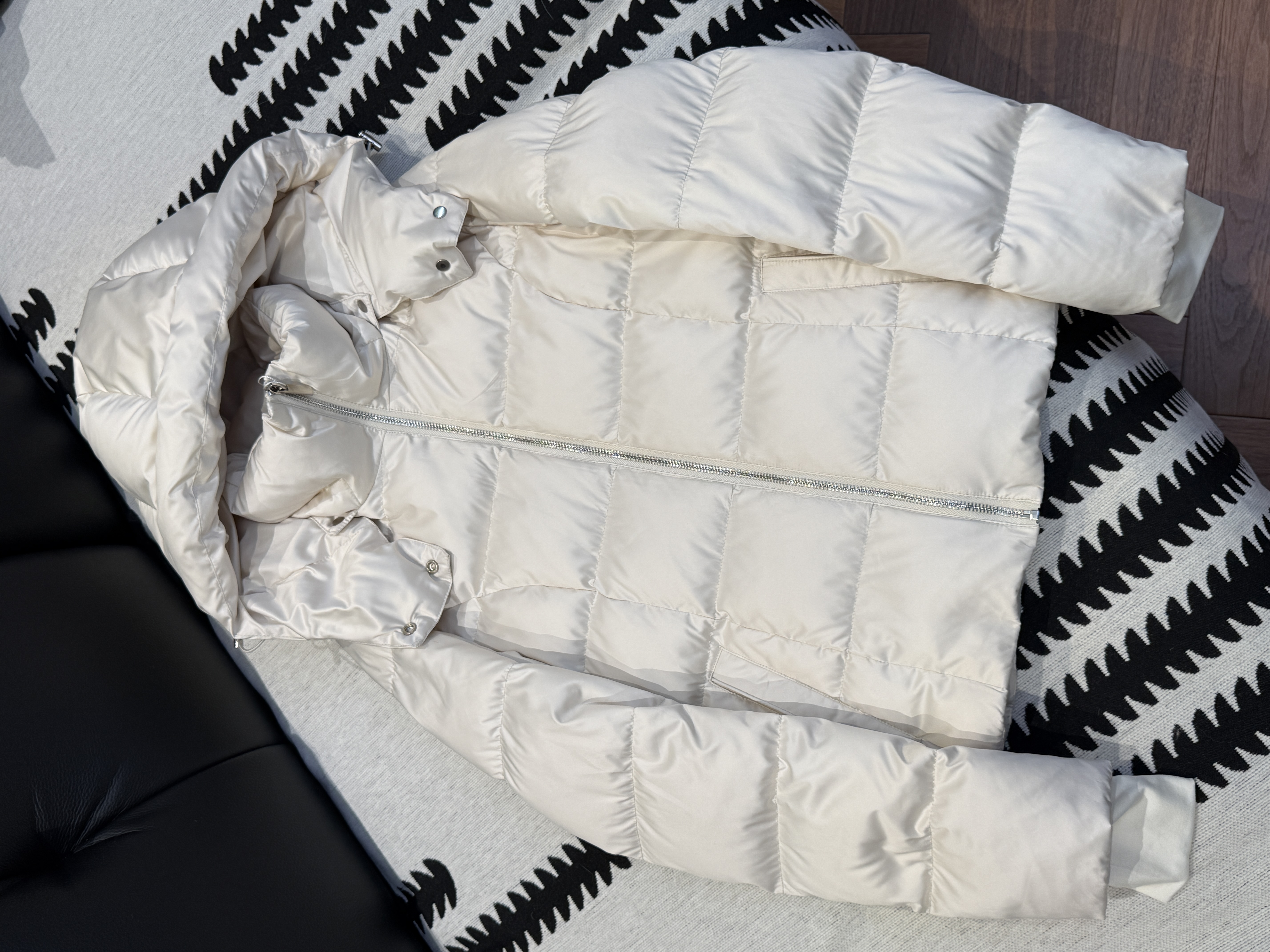 【杨嬷嬷】缎面可拆卸连帽轻奢感白鹅绒羽绒服