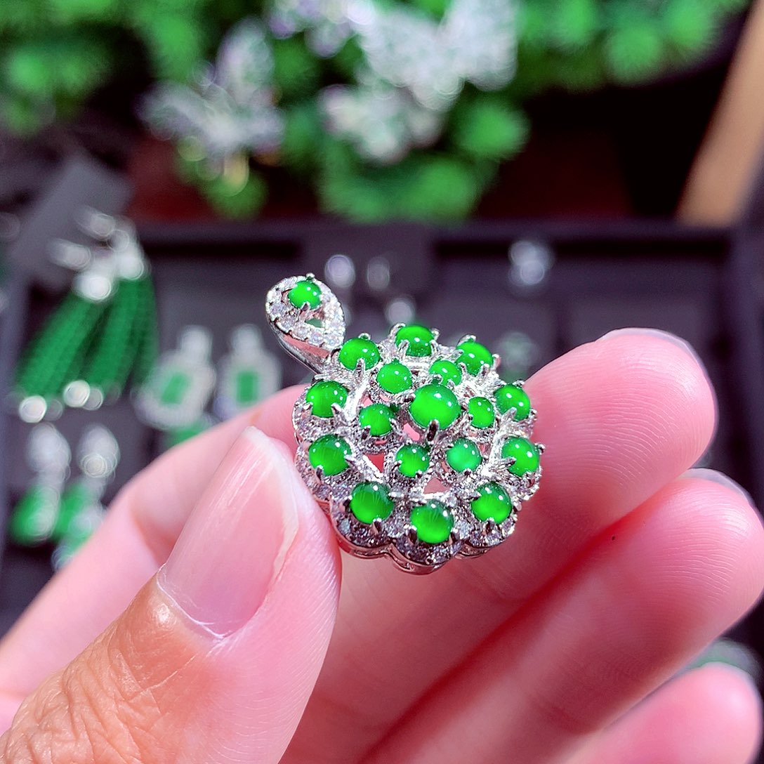 颈饰未镶嵌翡翠天然