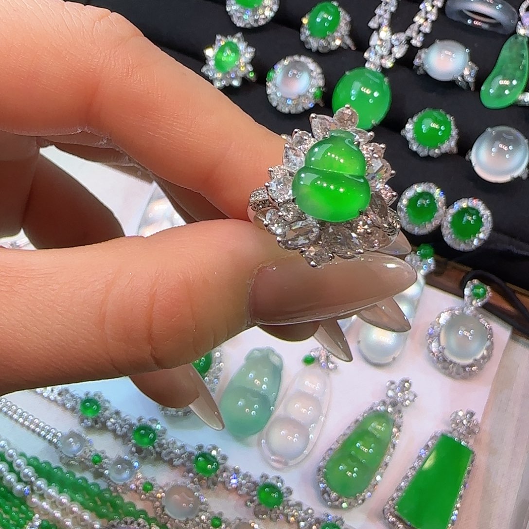 翡翠18K金镶嵌颈饰