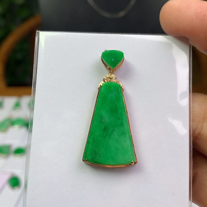幸***乐翡翠18K金镶嵌颈饰