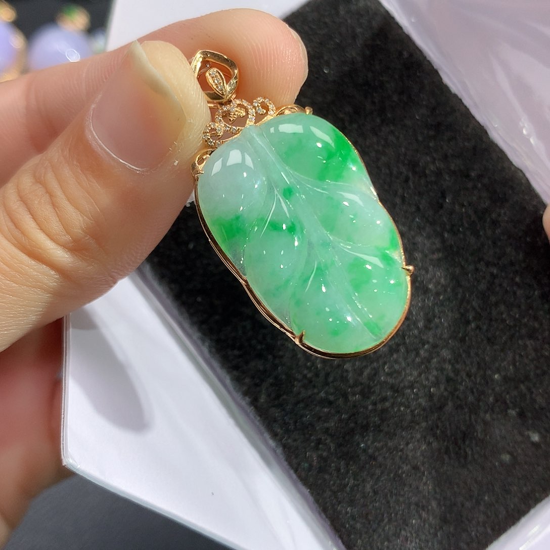 翡翠吊坠(赠链)18K金镶嵌