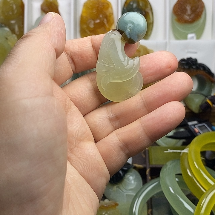 蛇纹石玉未镶嵌颈饰