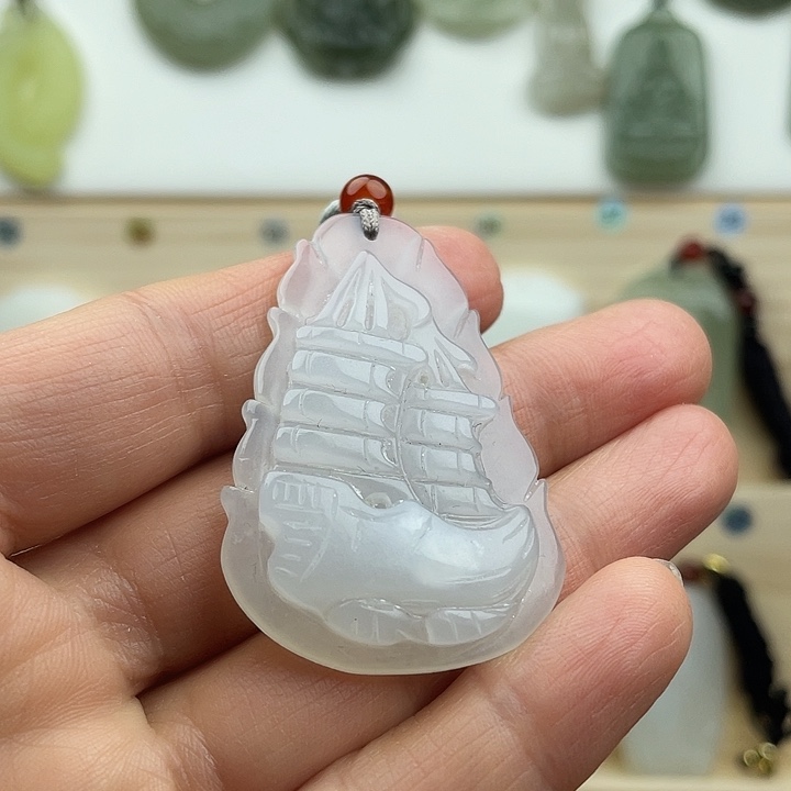 双面雕一帆风顺吊坠