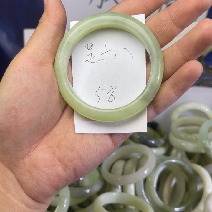 蛇纹石玉手镯未镶嵌?**八