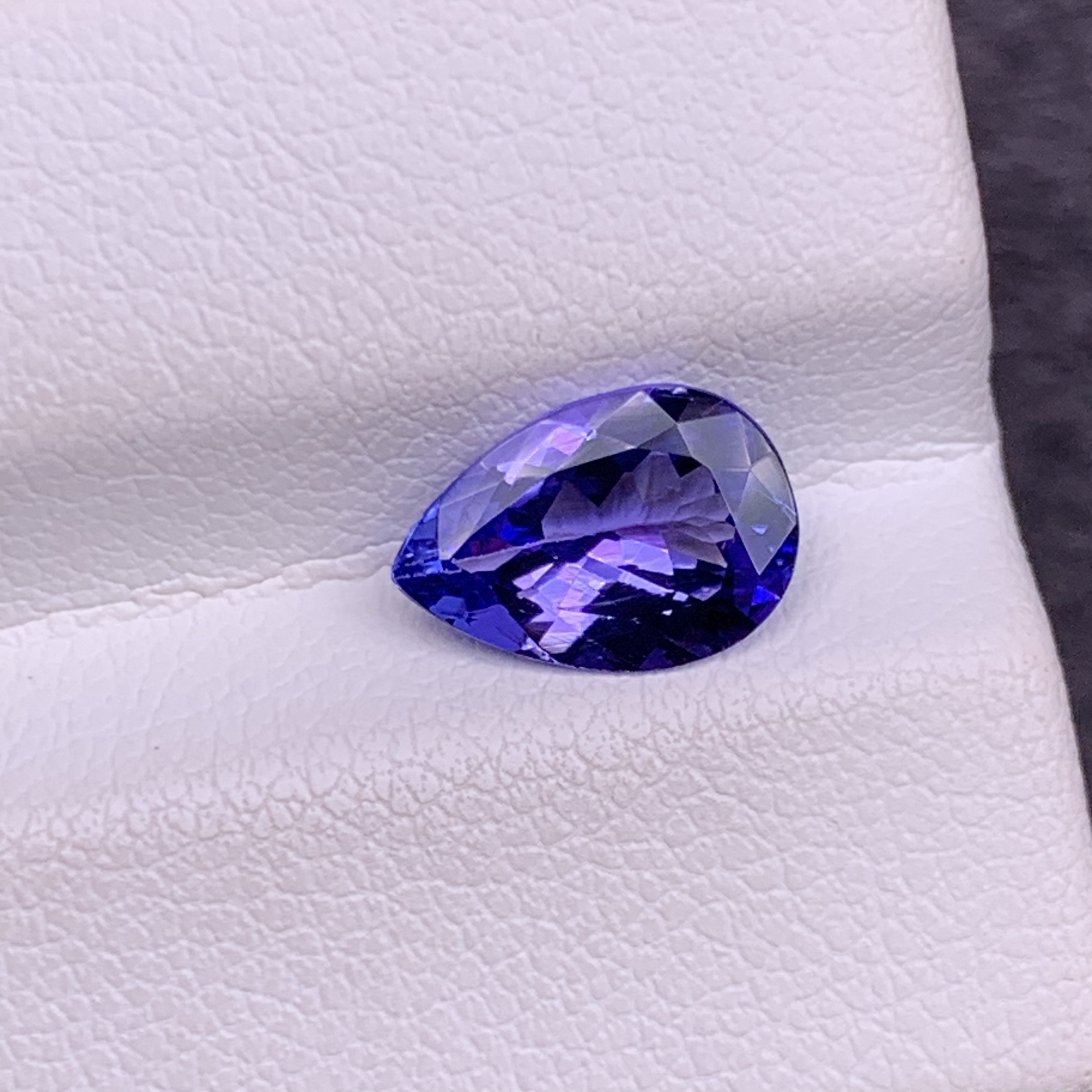 天然彩宝5A级坦桑石裸石 水滴6.8x10重1.815ct 全净体满火彩