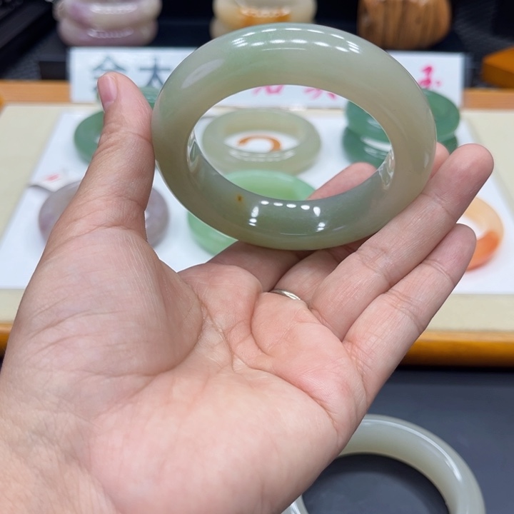 未镶嵌手镯石英质玉家**女