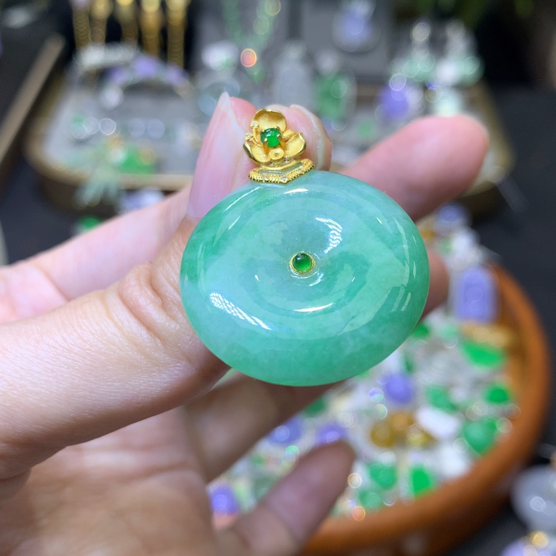 颈饰18K金镶嵌翡翠