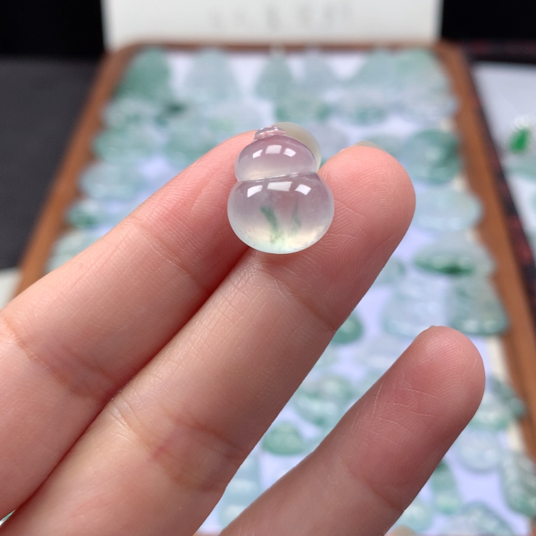 颈饰未镶嵌翡翠高冰飘花葫芦