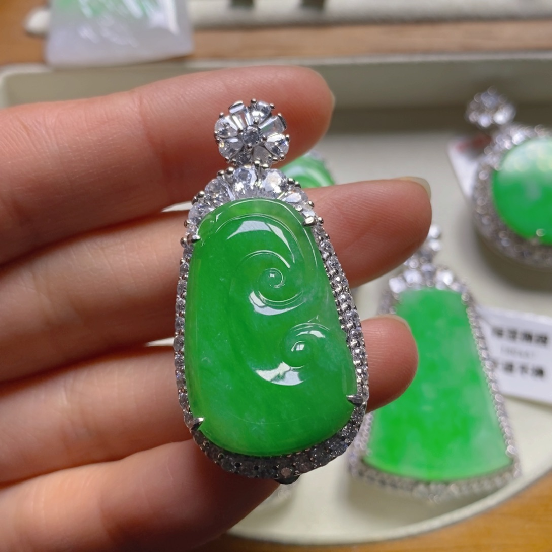 翡翠颈饰银S925镶嵌刘**?如意吊坠