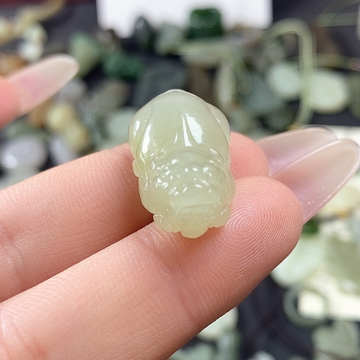 和田玉颈饰未镶嵌最***着