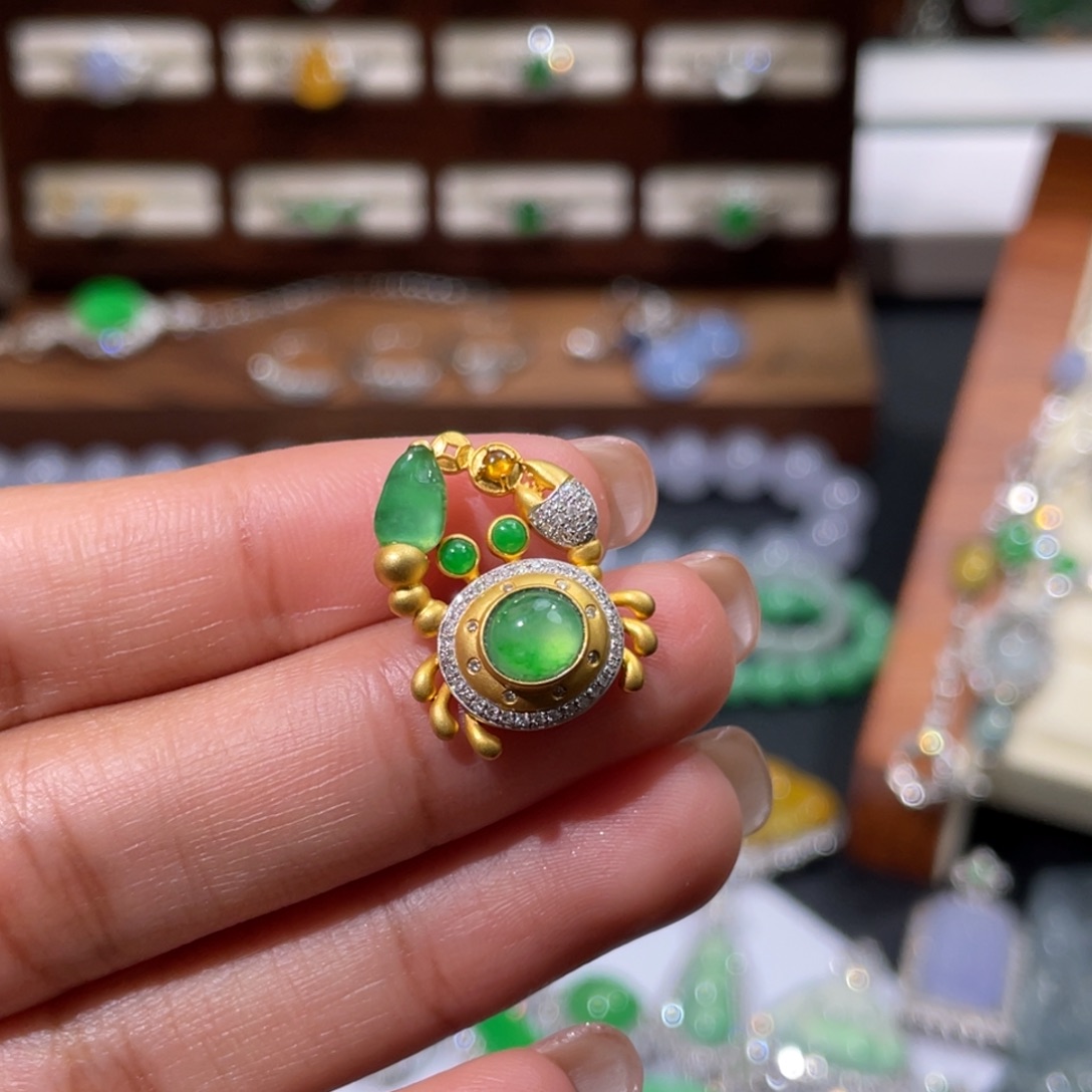 翡翠18K金镶嵌颈饰甜阳绿蛋面设计款